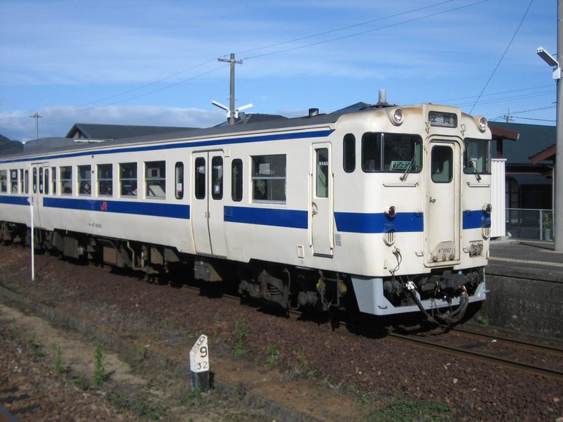 画像の説明 JR唐津線を走るレトロなキハ47形車両