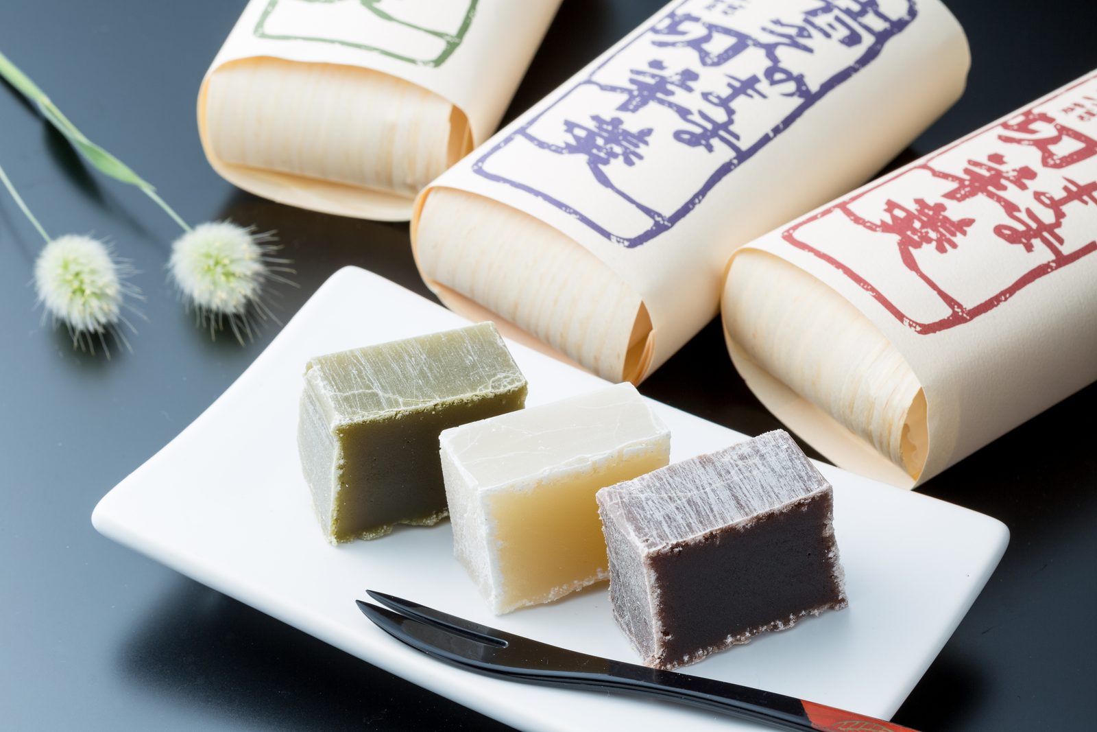 竹の皮に包まれた八頭司羊羹の昔そのまま切り羊羹