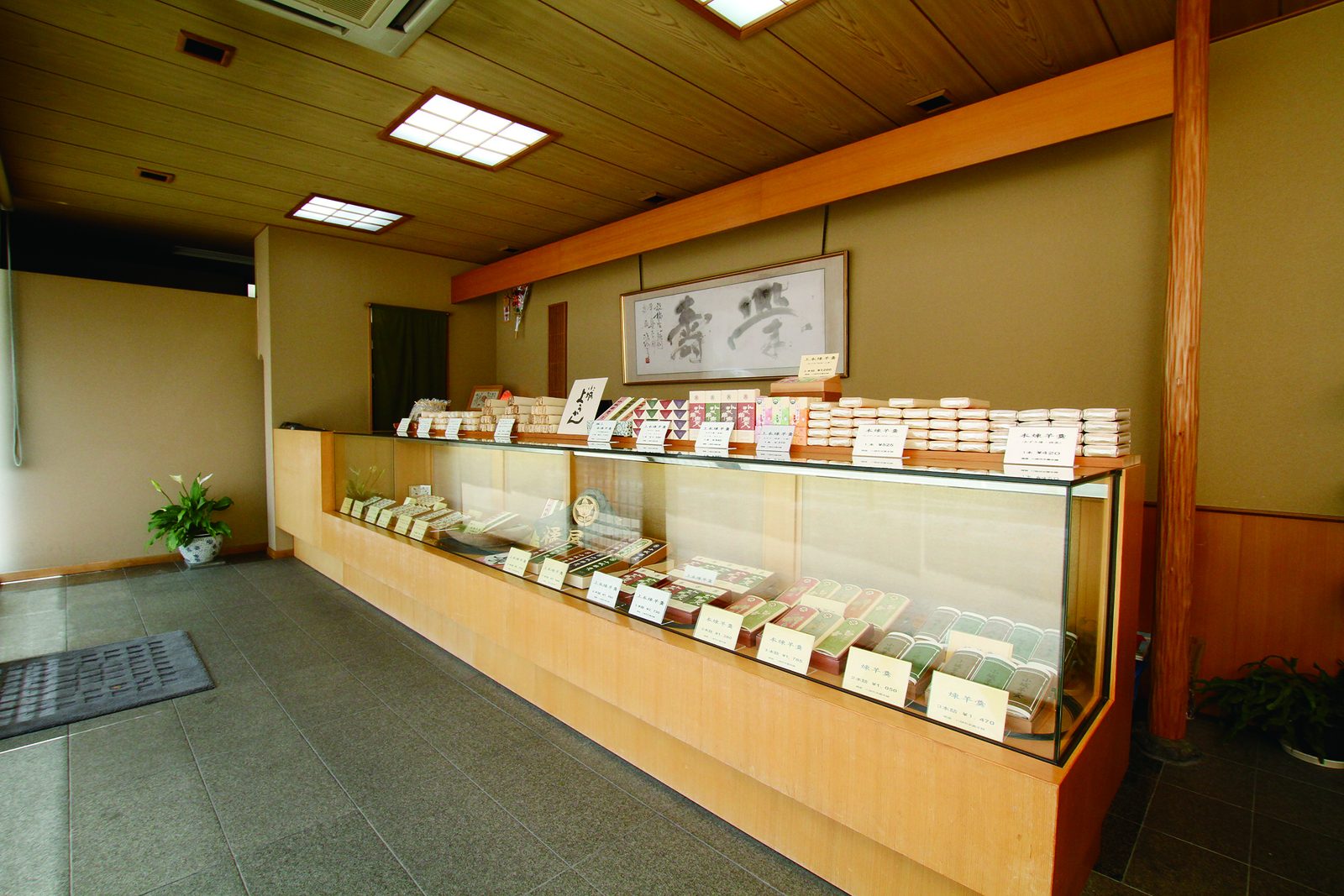 店内に並ぶ小城羊羹